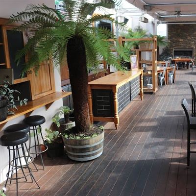 Iguana Street Bar & Restaurant