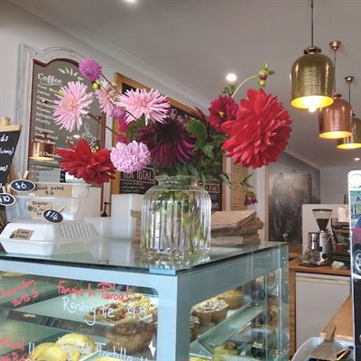 Red Tractor Cafe & Deli