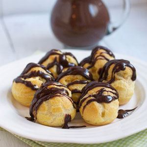 Profiteroles with custard cream 